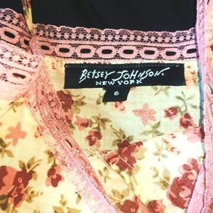 Betsey Johnson vintage dress it's a very beautiful floral it's a size 6